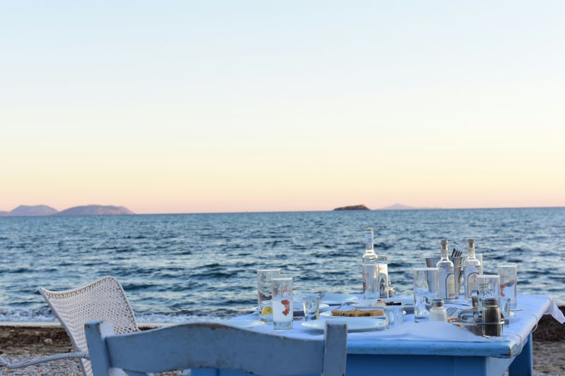 Der Ouzo – Geschichte, Herkunft und Herstellung einer griechischen Spirituose
