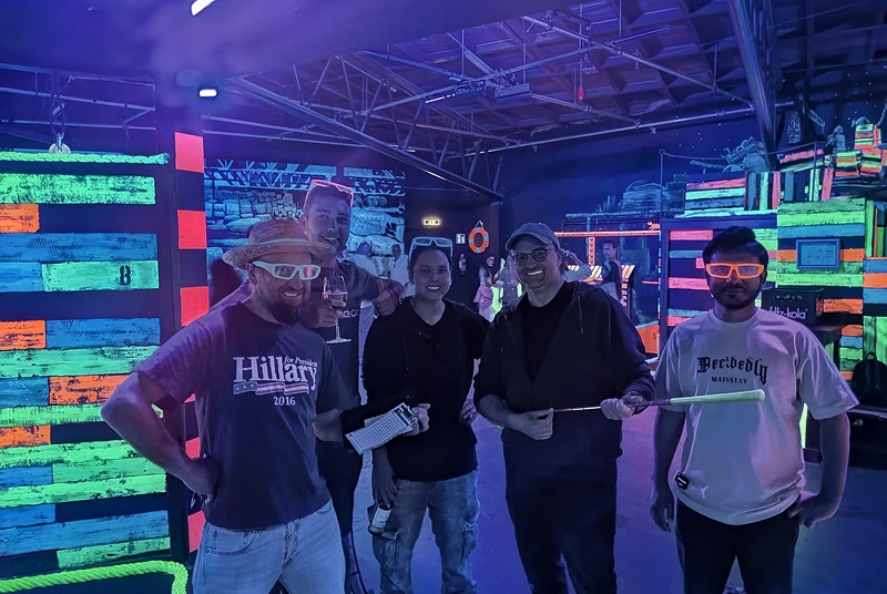 Die Conalco-Truppe beim Schwarzlicht-Minigolf im Schwarzlichhof Bremen